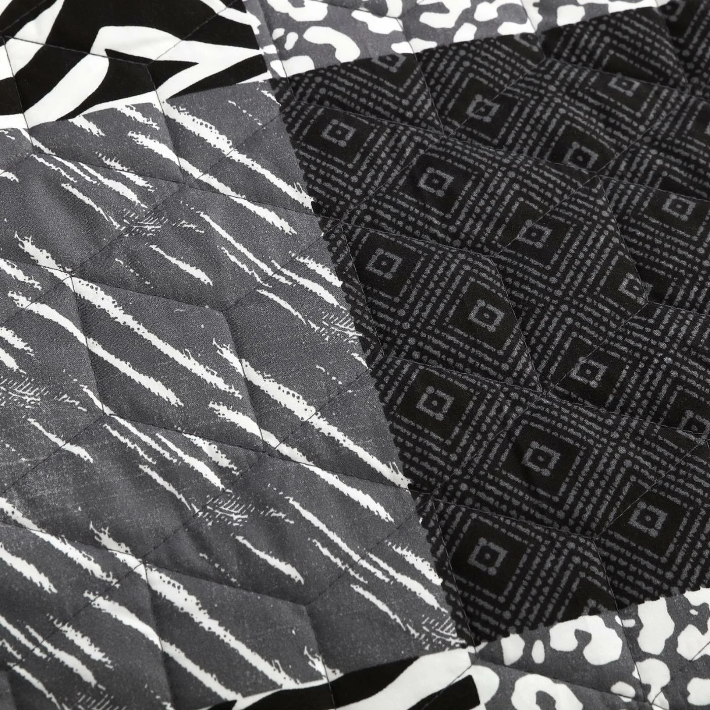 Cheap 🎉 Queen Ziva Animal Printed Patchwork Quilt Set By LOLA 🎁 4 Cheap 🎉 Queen Ziva Animal Printed Patchwork Quilt Set By LOLA 🎁 - Image 2